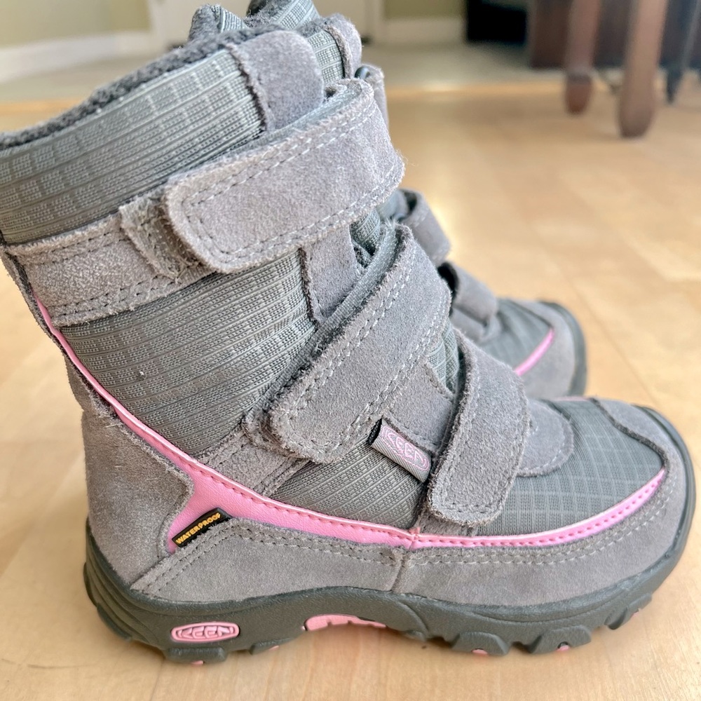 Kids size 10 "Keen" brand snow boots! Like NEW!